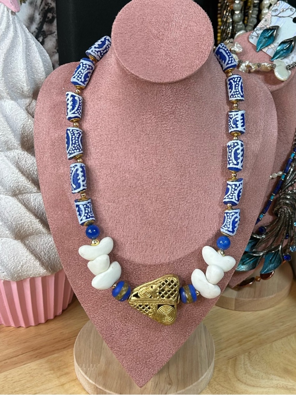 Beautiful Vintage African Trade Bead Necklace - Picture 8 of 8